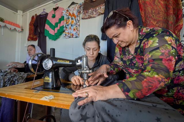 Janet enseigne la couture à une classe de Yézidies dans un « espace réservé aux femmes », au sein d'un camp de déplacé-e-s internes à Daoudia (Kurdistan irakien). Photo : Paul Jeffrey/Alliance ACT