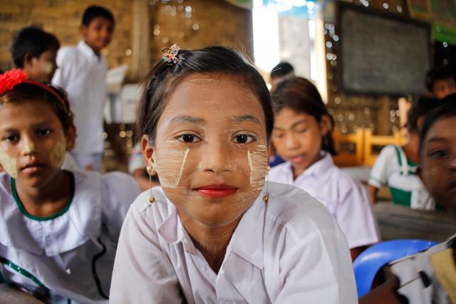 La perspective d'une meilleure éducation se dessine pour Ma, âgée de sept ans et réfugiée du camp d'Ohn Taw Gyi (Myanmar). Photo : FLM Myanmar/Isaac Kya Htun Hla